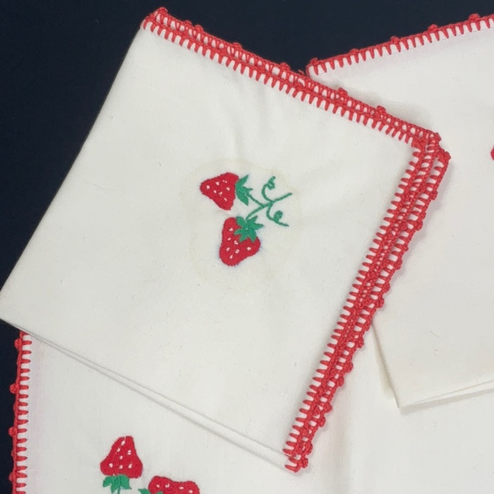Vintage Embroidered 2 Napkins and Table Runner - Picture 2 of 3